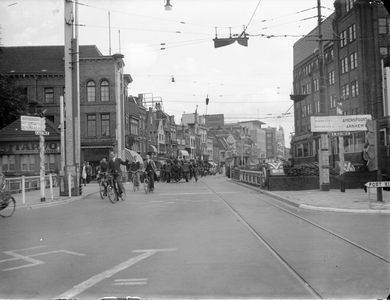 400142 Gezicht op de Catharijnebrug te Utrecht, vanaf de Leidseweg, met op de achtergrond de noordelijke pleinwand van ...